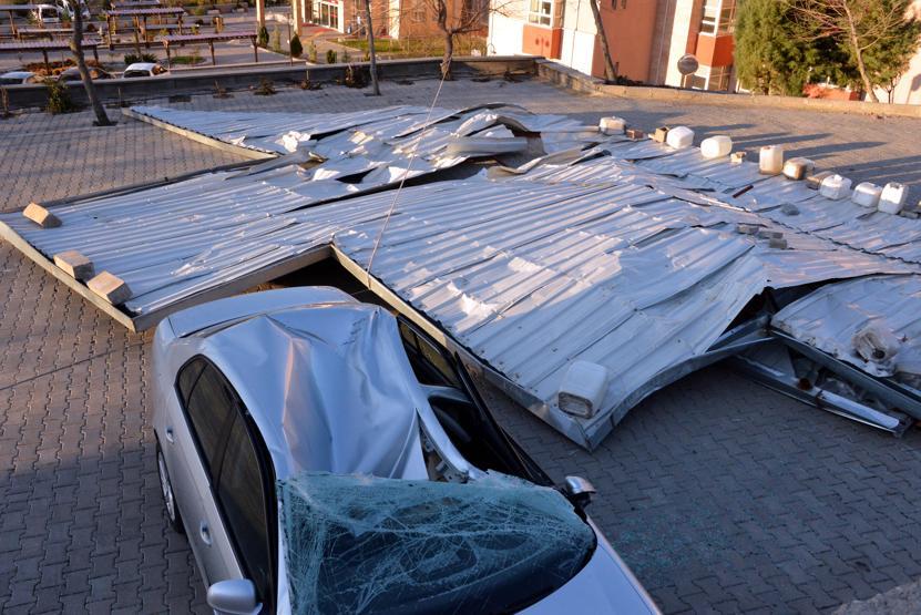 Kahramanmaraşta fırtına araçları hurdaya çevirdi