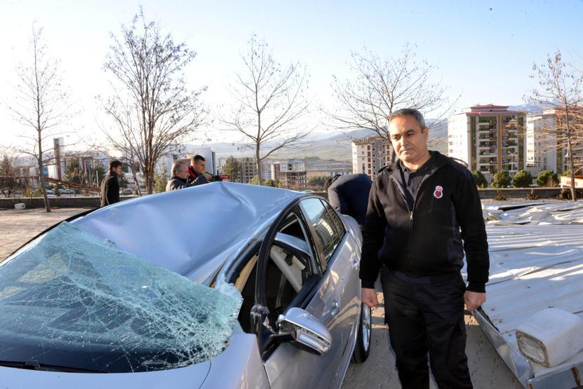 Kahramanmaraşta fırtına araçları hurdaya çevirdi
