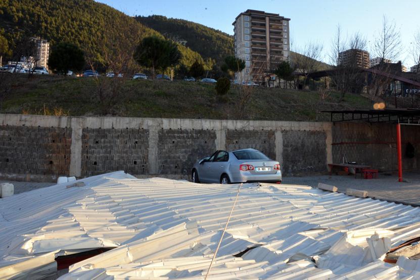 Kahramanmaraşta fırtına araçları hurdaya çevirdi