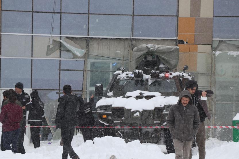 Vanda hastane girişindeki çatı çöktü