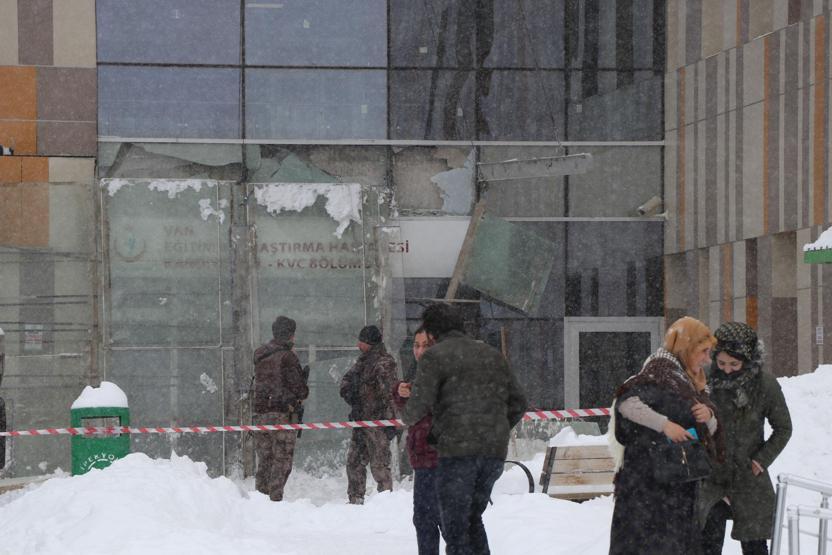 Vanda hastane girişindeki çatı çöktü