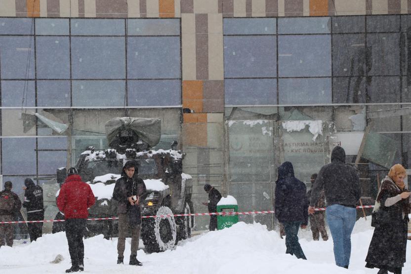 Vanda hastane girişindeki çatı çöktü