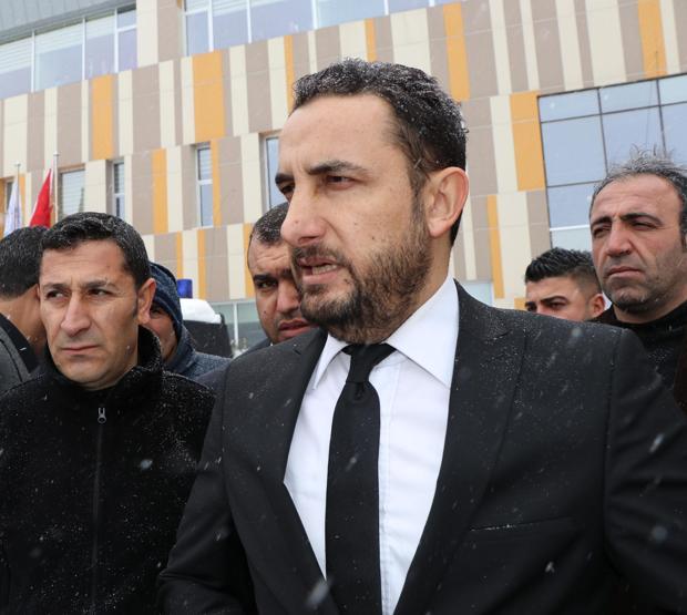 Vanda hastane girişindeki çatı çöktü
