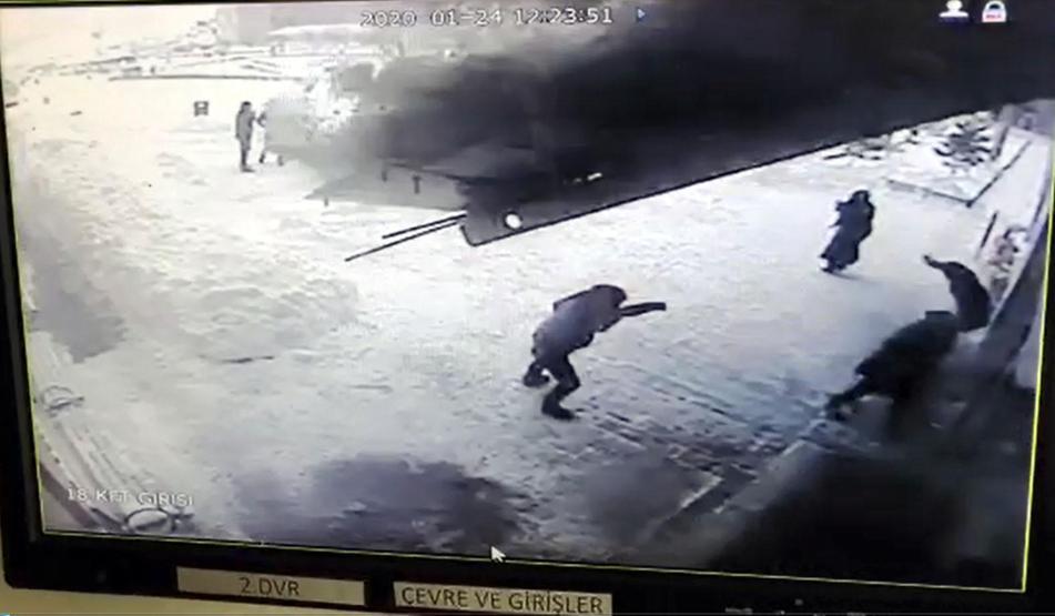 Vanda hastane girişindeki çatı çöktü