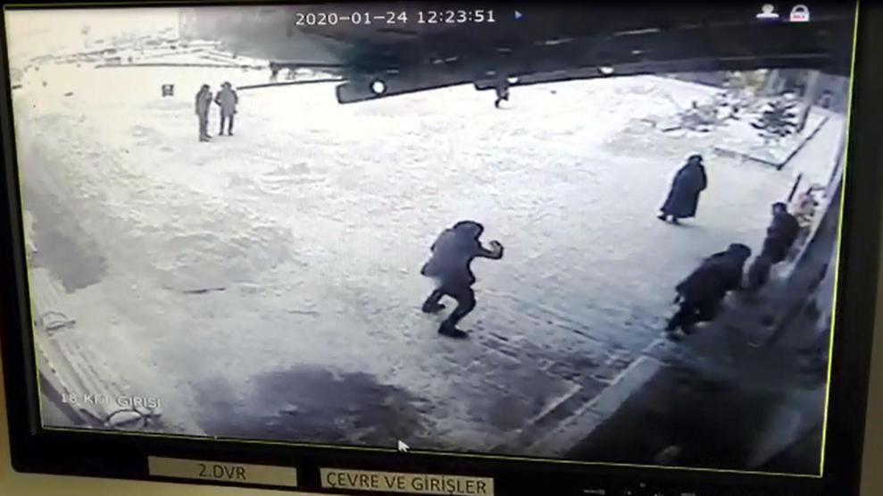 Vanda hastane girişindeki çatı çöktü