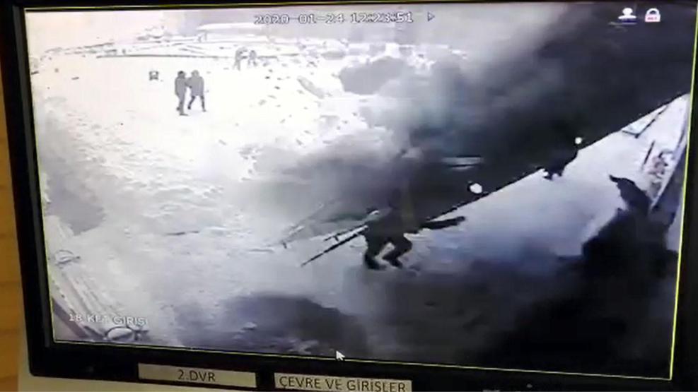 Vanda hastane girişindeki çatı çöktü