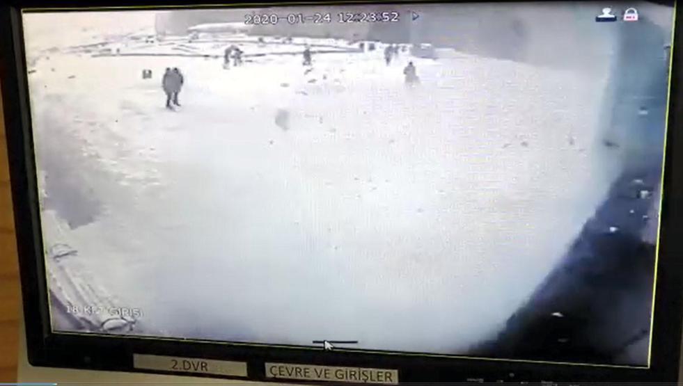 Vanda hastane girişindeki çatı çöktü