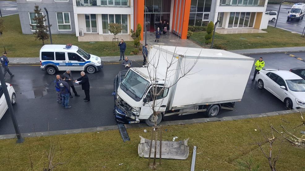 TEMde kamyon sitenin bahçesine uçtu