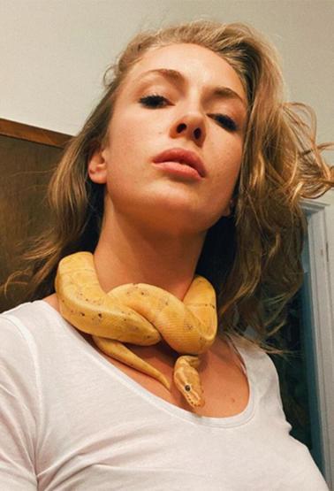 Yasemin Allenin piton sevdası