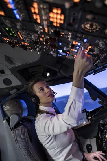 İşte THYnın en genç kadın kaptan pilotu