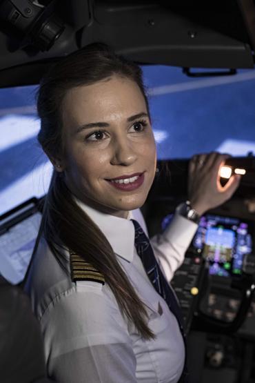 İşte THYnın en genç kadın kaptan pilotu