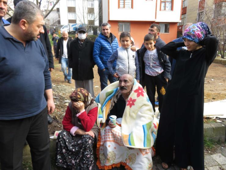 Yangında mahsur kalan yaşlı çifti komşuları kurtardı