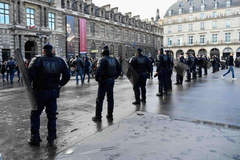 Paris sokakları yine karıştı