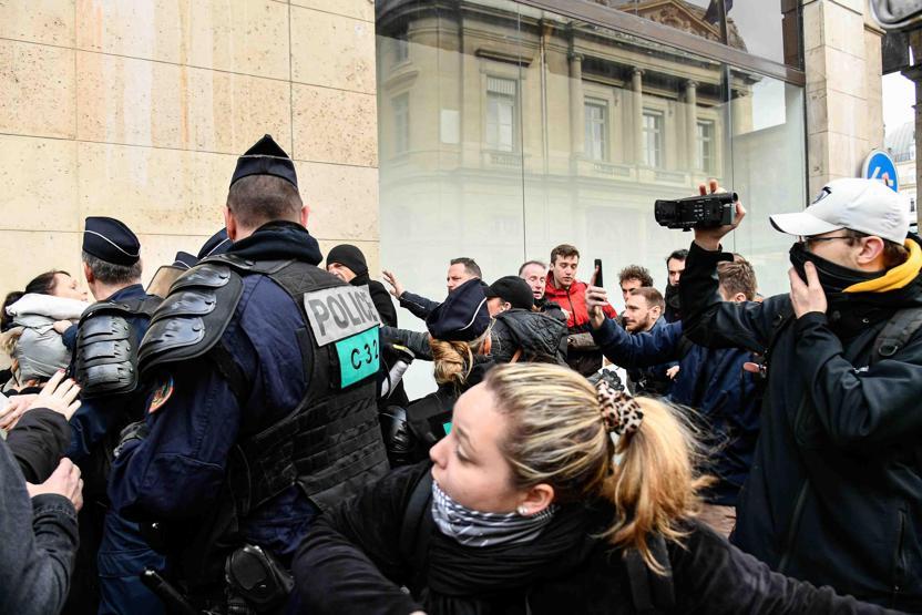Paris sokakları yine karıştı