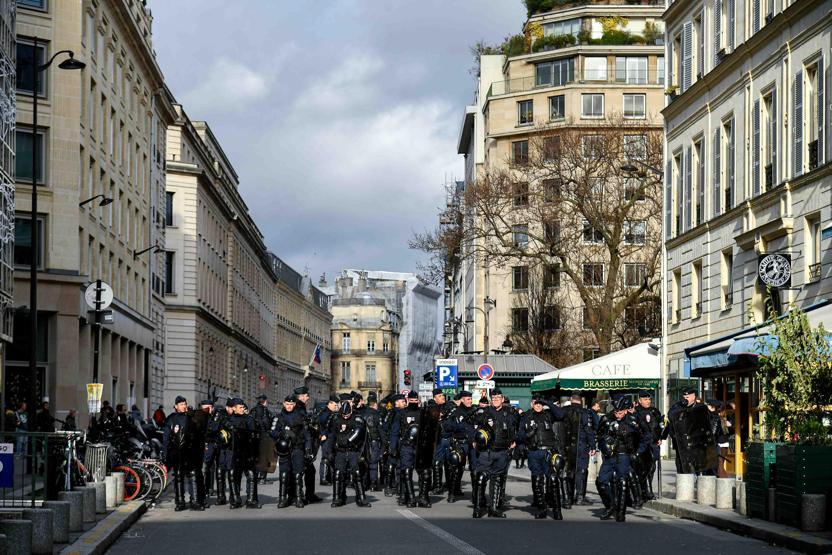 Paris sokakları yine karıştı