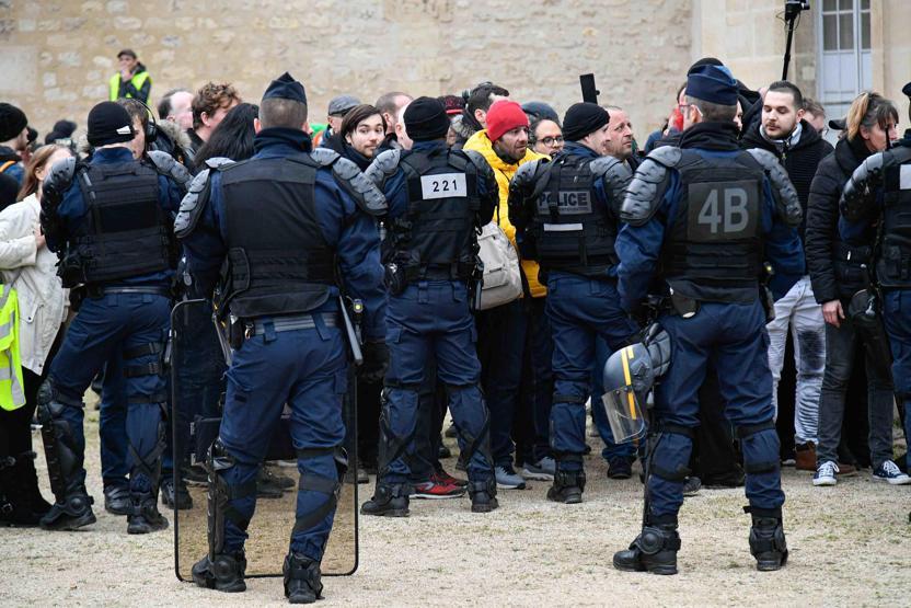 Paris sokakları yine karıştı