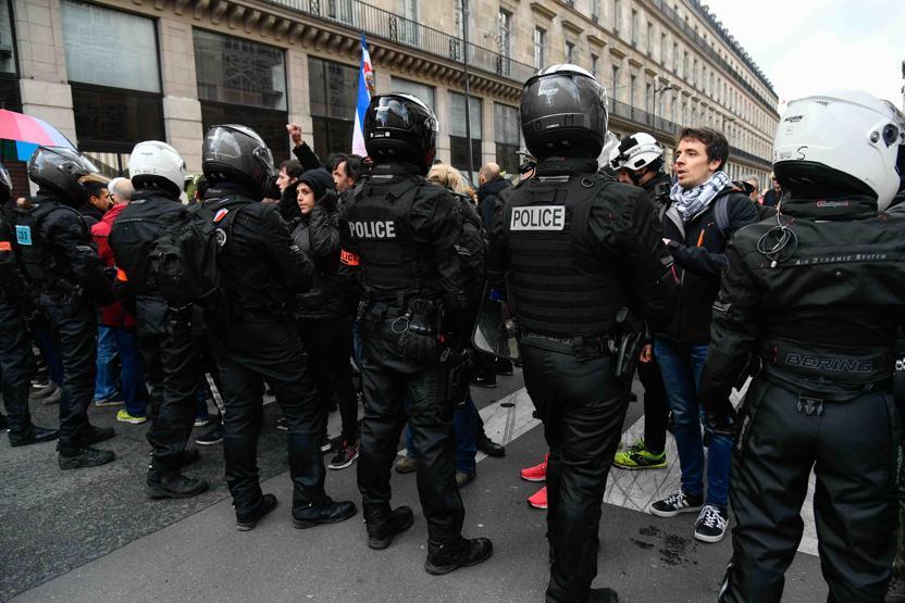 Paris sokakları yine karıştı
