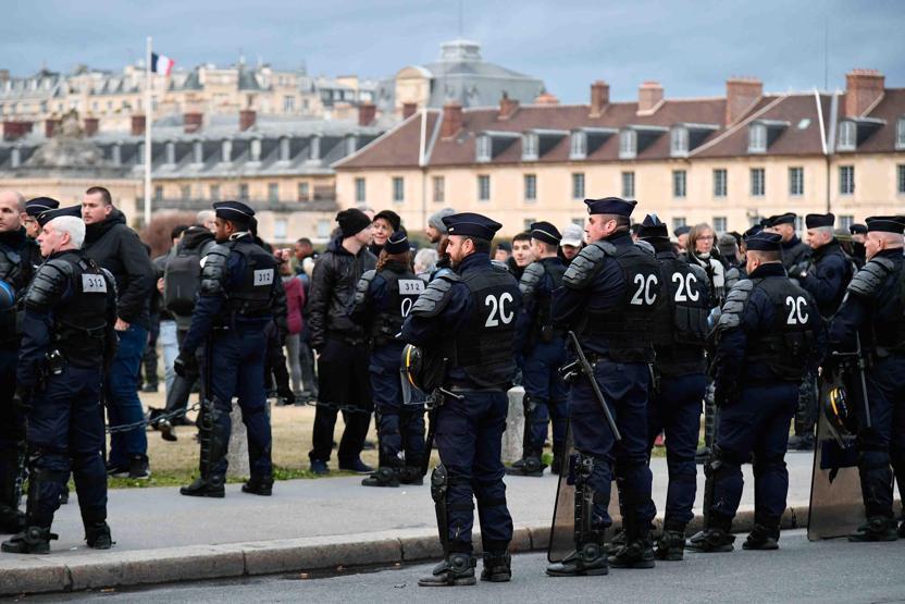Paris sokakları yine karıştı