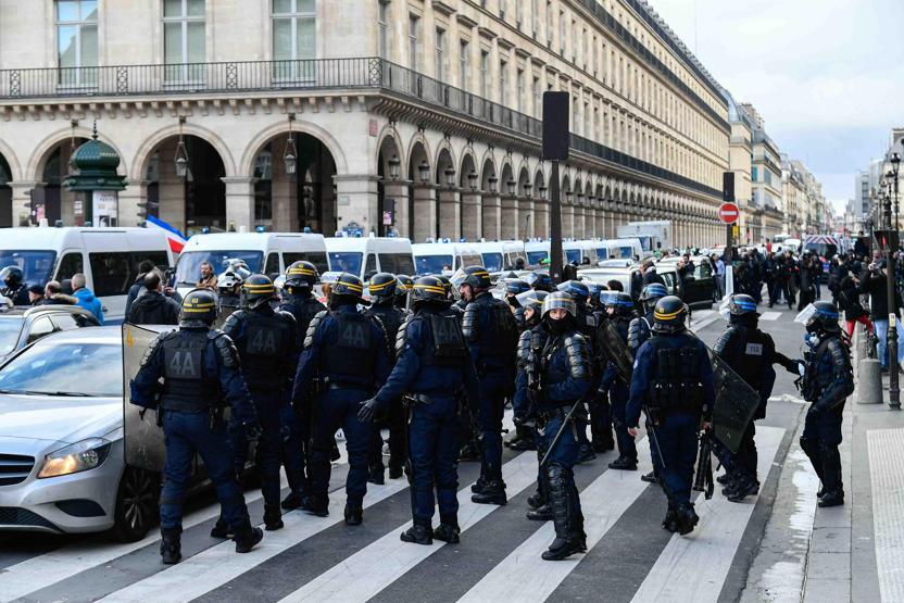 Paris sokakları yine karıştı