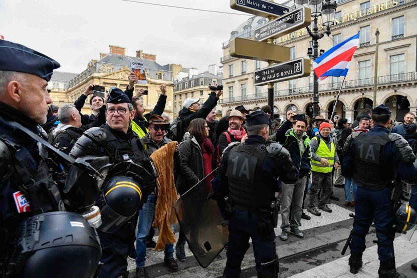 Paris sokakları yine karıştı