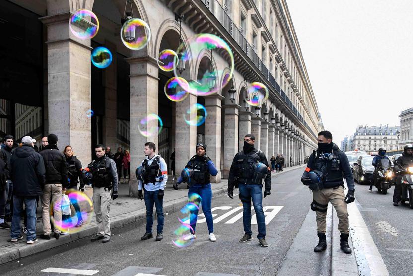 Paris sokakları yine karıştı