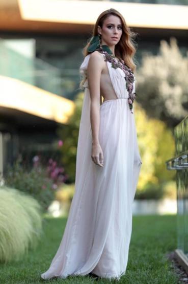 Best Model tacını babası için kazandı