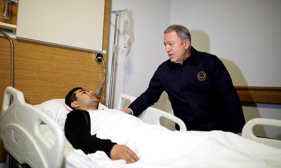Bakan Akar yaralı askerleri ziyaret etti