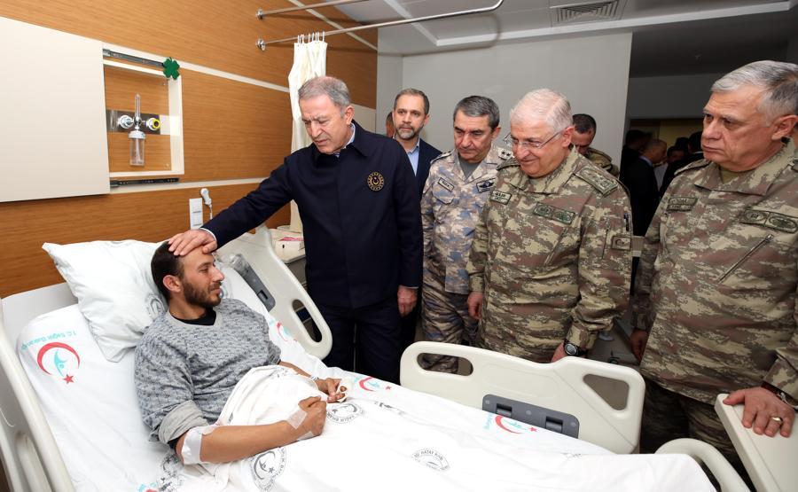 Bakan Akar yaralı askerleri ziyaret etti
