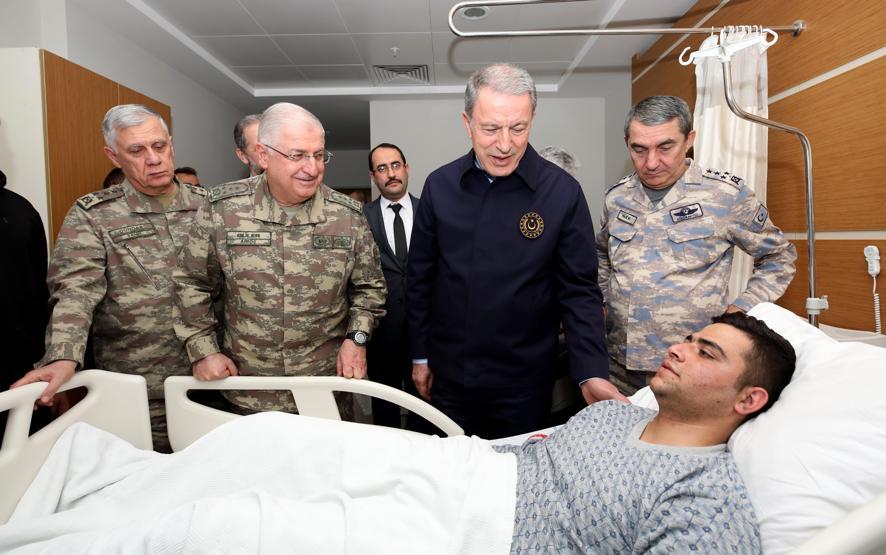 Bakan Akar yaralı askerleri ziyaret etti