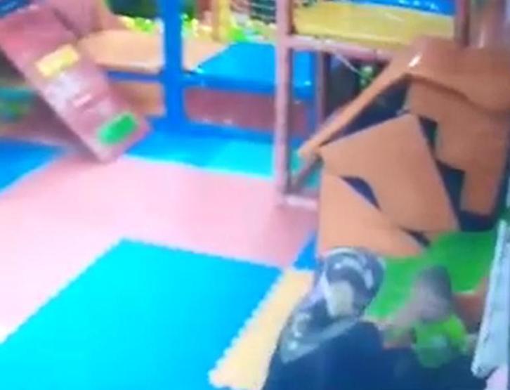 Öğretmen 2 yaşındaki çocuğu kreşte tokatladı