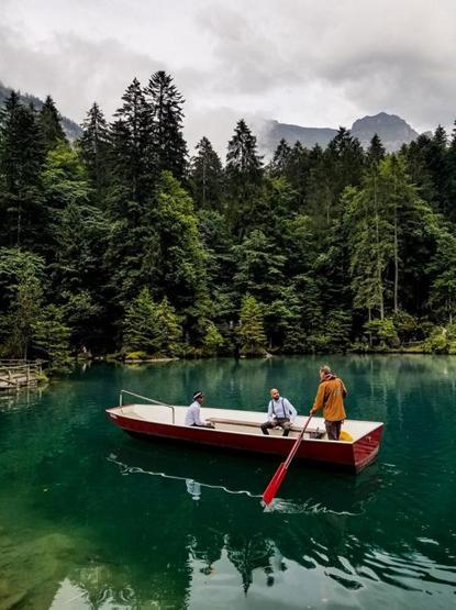 Blausee Gölü renkleri ve güzelliğiyle adeta büyülüyor