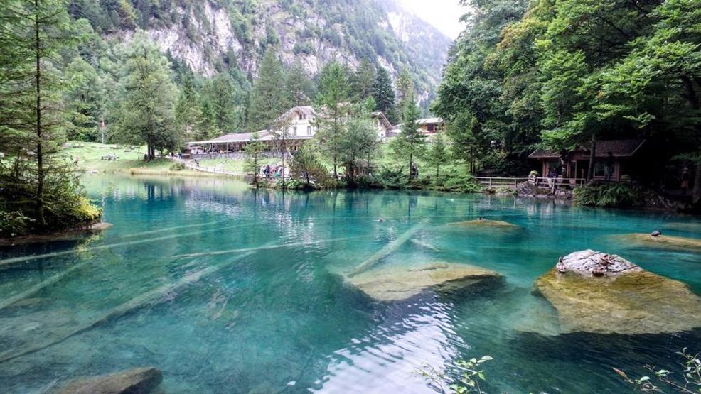 Blausee Gölü renkleri ve güzelliğiyle adeta büyülüyor