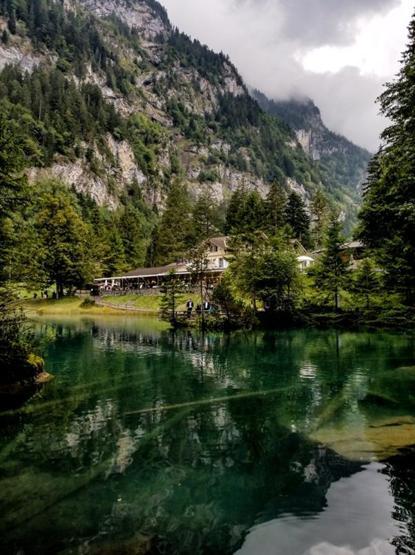 Blausee Gölü renkleri ve güzelliğiyle adeta büyülüyor