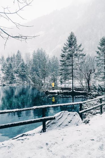 Blausee Gölü renkleri ve güzelliğiyle adeta büyülüyor