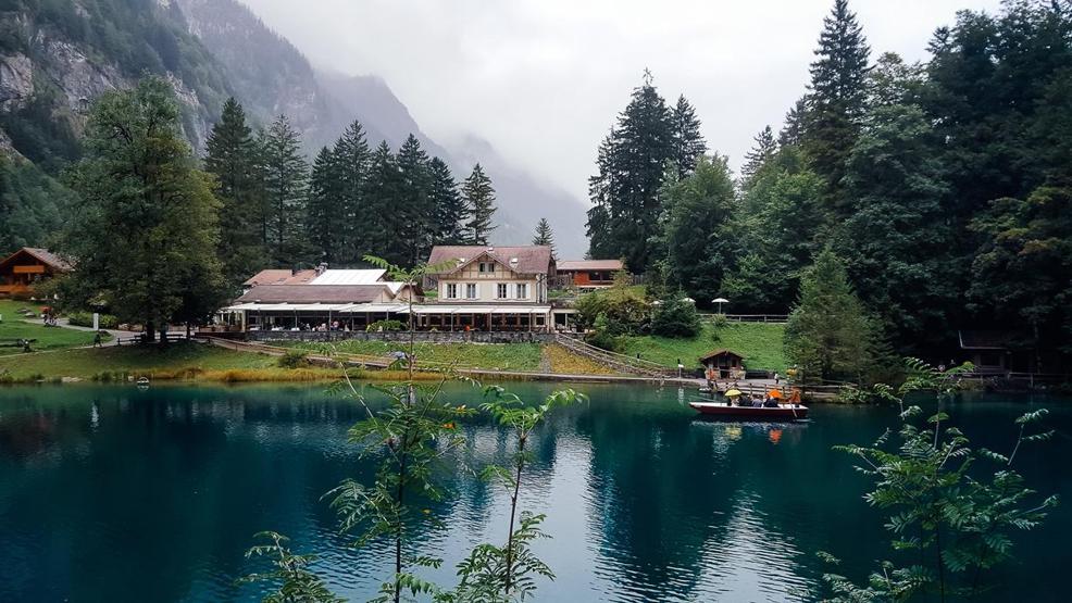 Blausee Gölü renkleri ve güzelliğiyle adeta büyülüyor