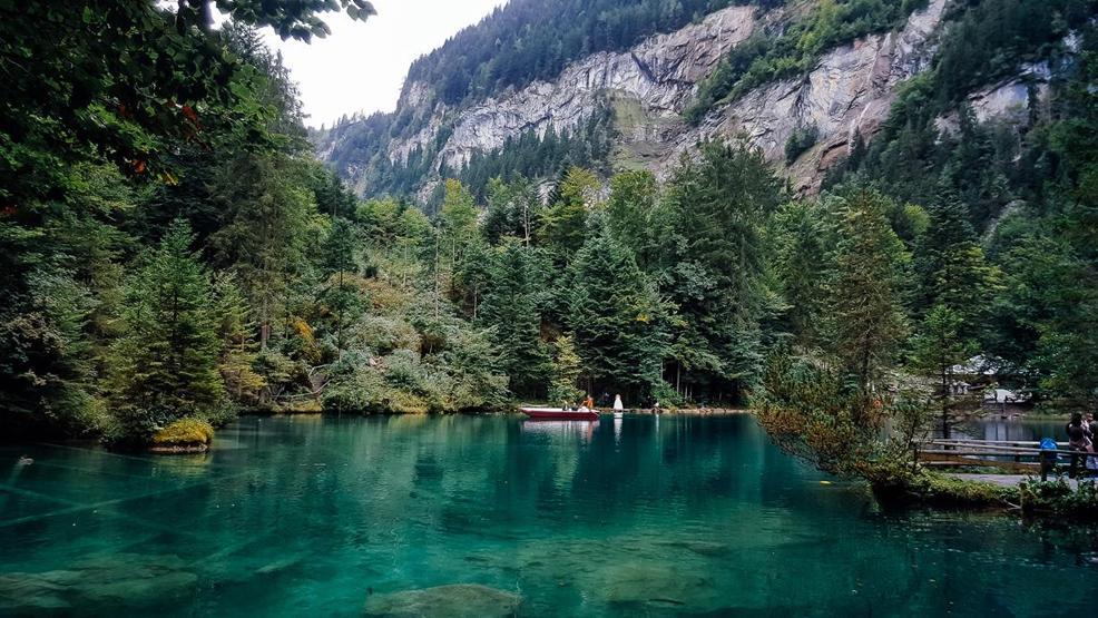 Blausee Gölü renkleri ve güzelliğiyle adeta büyülüyor
