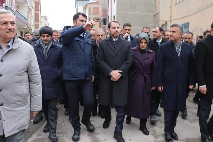 Bakan Albayrak ve Bakan Kurum, deprem bölgesinde incelemede bulundu