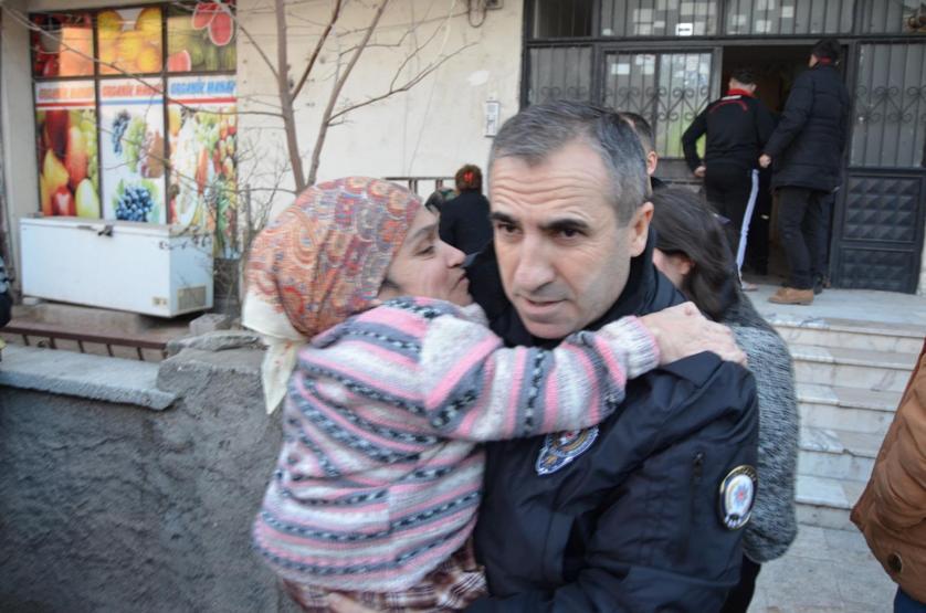 Yangında mahsur kalan kadını böyle kurtardı