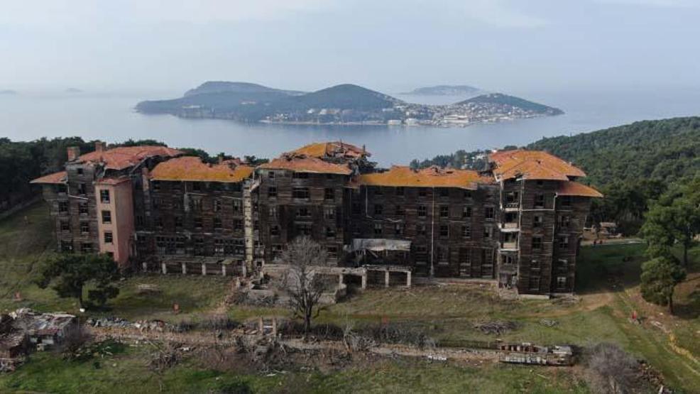 Büyükada Rum Yetimhanesi her an çökebilir
