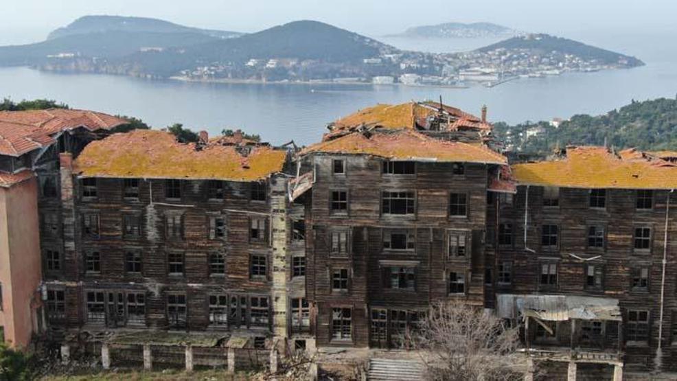 Büyükada Rum Yetimhanesi her an çökebilir