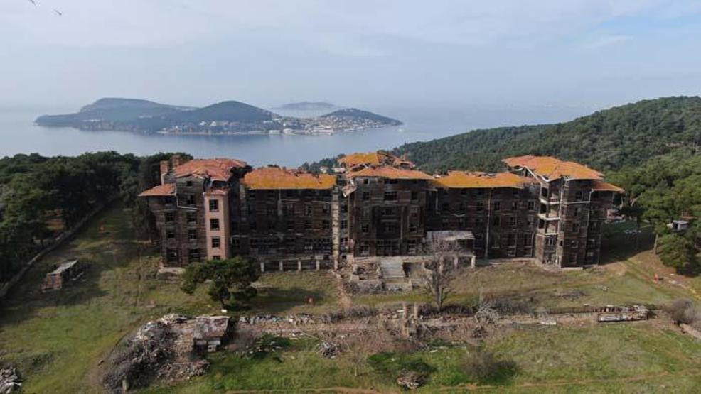 Büyükada Rum Yetimhanesi her an çökebilir