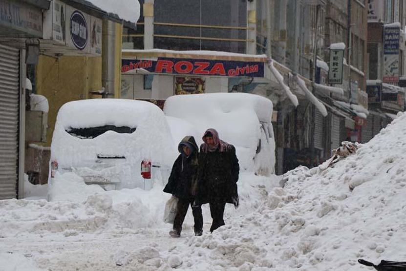 Vanda kar kalınlığı 1 metreyi aştı; 687 yerleşim yerine ulaşılamıyor