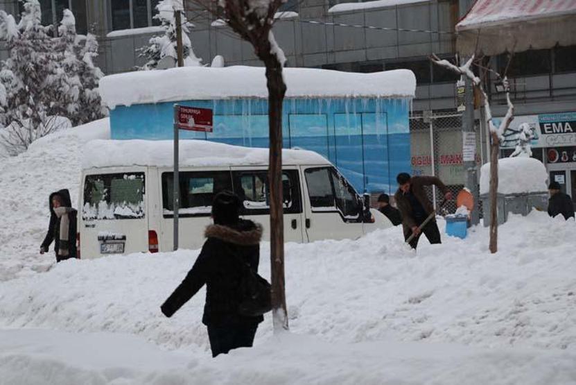 Vanda kar kalınlığı 1 metreyi aştı; 687 yerleşim yerine ulaşılamıyor