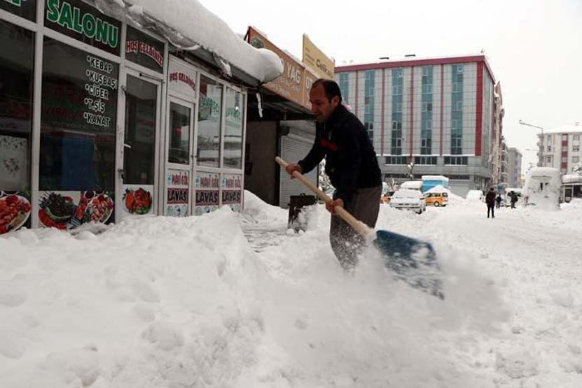 Vanda kar kalınlığı 1 metreyi aştı; 687 yerleşim yerine ulaşılamıyor