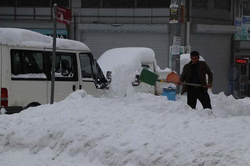 Vanda kar kalınlığı 1 metreyi aştı; 687 yerleşim yerine ulaşılamıyor
