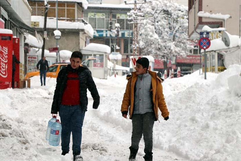 Vanda kar kalınlığı 1 metreyi aştı; 687 yerleşim yerine ulaşılamıyor