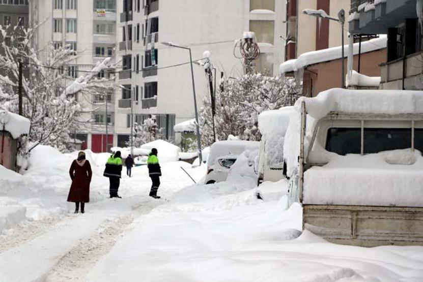 Vanda kar kalınlığı 1 metreyi aştı; 687 yerleşim yerine ulaşılamıyor