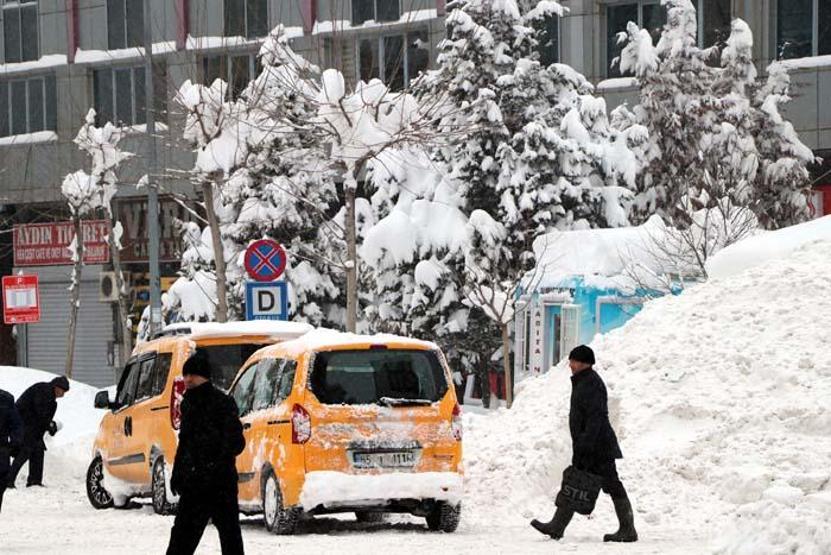 Vanda kar kalınlığı 1 metreyi aştı; 687 yerleşim yerine ulaşılamıyor