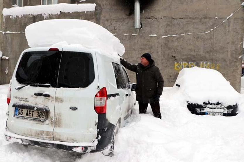 Vanda kar kalınlığı 1 metreyi aştı; 687 yerleşim yerine ulaşılamıyor