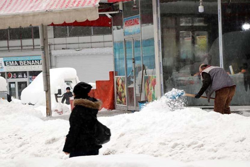 Vanda kar kalınlığı 1 metreyi aştı; 687 yerleşim yerine ulaşılamıyor